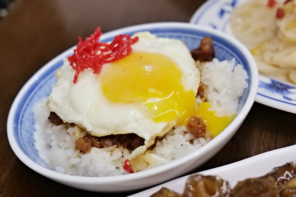 【一鑫園】超邪惡蚵仔滷肉飯，包一整隻蝦霸氣鮮蝦燒賣，羅東平價美食大推薦 @捲捲頭 ♡ 品味生活