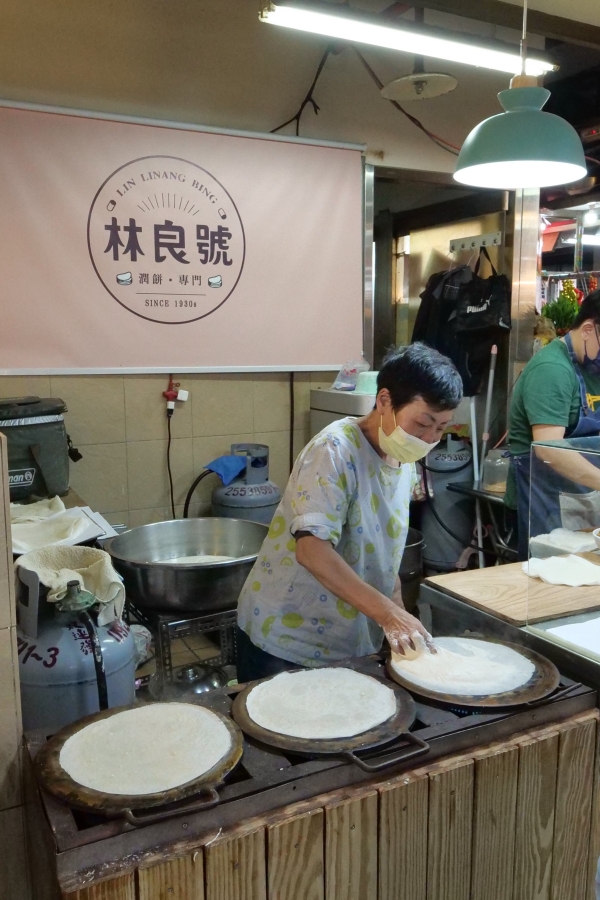 林良號潤餅，3秒做一張餅，市場80年老字號，潤餅皮薄清爽不濕軟 @捲捲頭 ♡ 品味生活