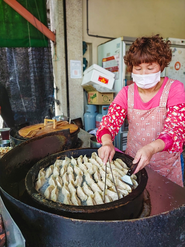 蘇澳美食【馬賽鍋貼】只賣一種高麗菜豬肉口味，好吃秘訣在辣椒醬 @捲捲頭 ♡ 品味生活