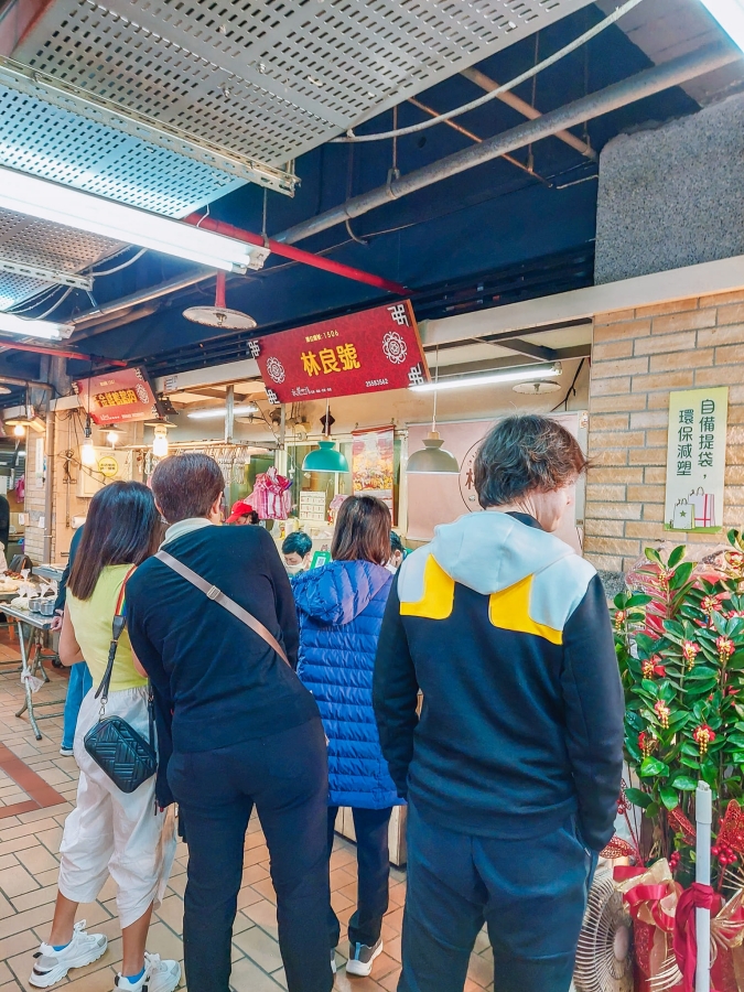 林良號潤餅，3秒做一張餅，市場80年老字號，潤餅皮薄清爽不濕軟 @捲捲頭 ♡ 品味生活