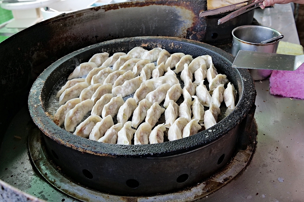 蘇澳美食【馬賽鍋貼】只賣一種高麗菜豬肉口味，好吃秘訣在辣椒醬 @捲捲頭 ♡ 品味生活