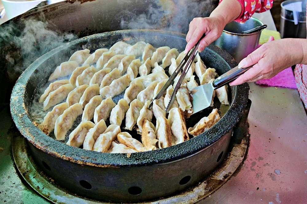 蘇澳美食【馬賽鍋貼】只賣一種高麗菜豬肉口味，好吃秘訣在辣椒醬 @捲捲頭 ♡ 品味生活