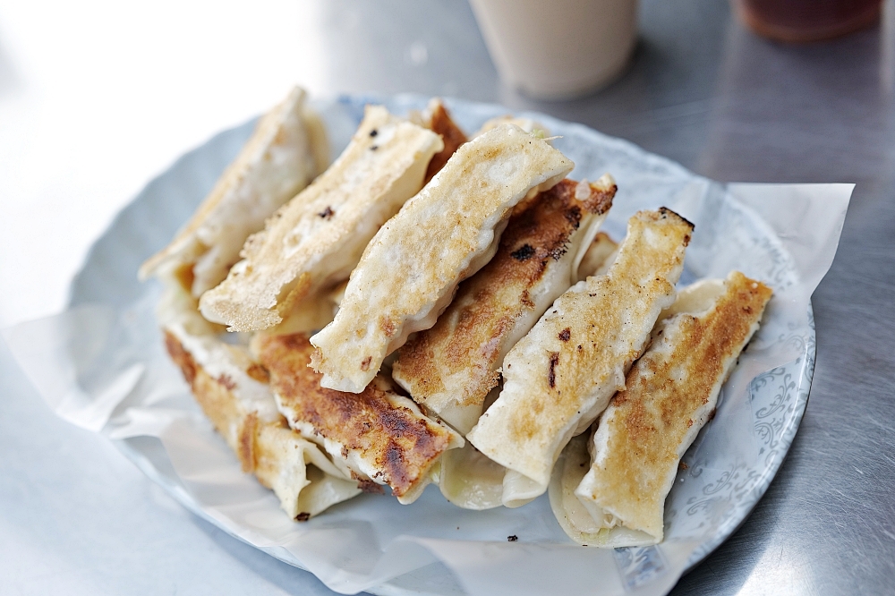 蘇澳美食【馬賽鍋貼】只賣一種高麗菜豬肉口味，好吃秘訣在辣椒醬 @捲捲頭 ♡ 品味生活