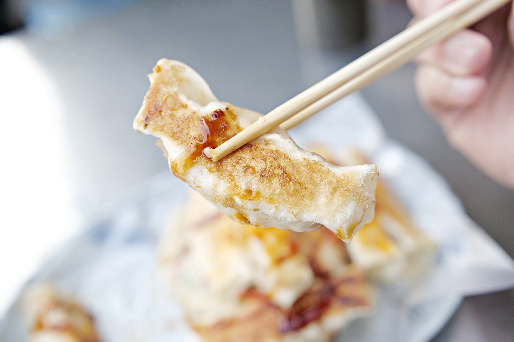 蘇澳美食【馬賽鍋貼】只賣一種高麗菜豬肉口味，好吃秘訣在辣椒醬 @捲捲頭 ♡ 品味生活