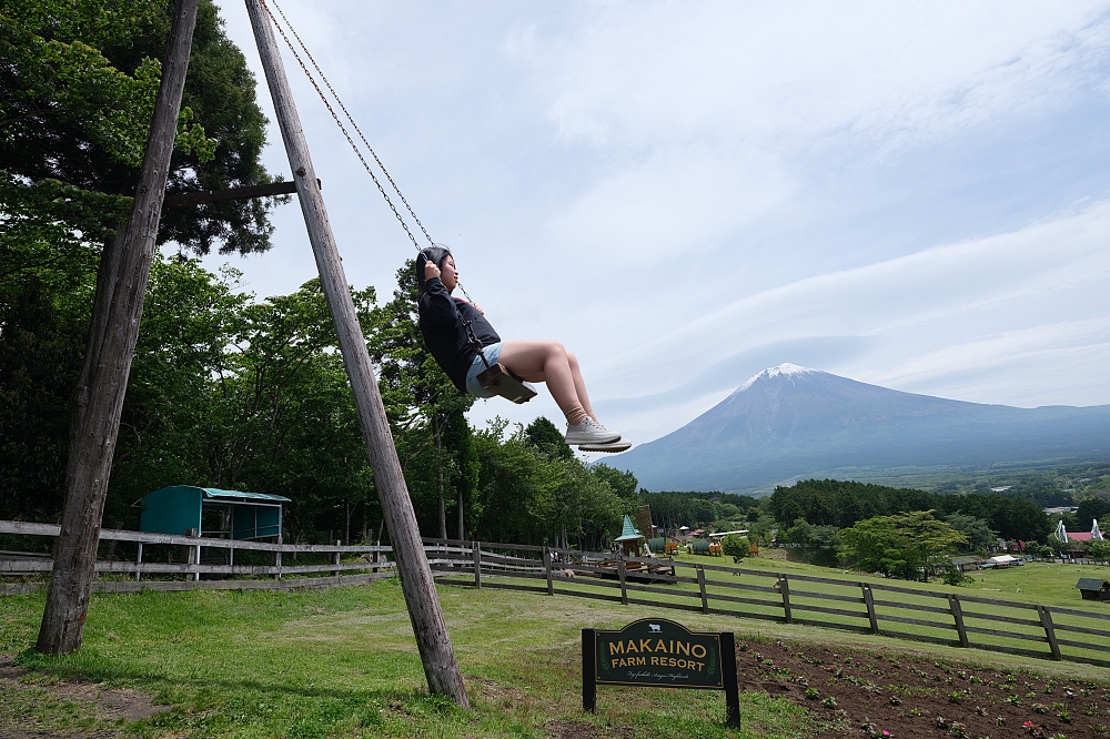 靜岡【馬飼野牧場】必拍富士山盪鞦韆，還有餵羊咩咩吃飼料，好吃鮮奶霜淇淋可麗餅來一組!!(門票資訊) @捲捲頭 ♡ 品味生活