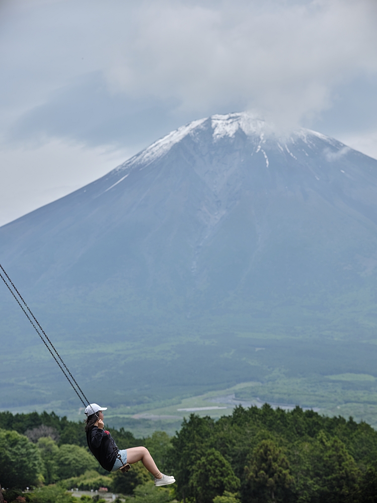 靜岡【馬飼野牧場】必拍富士山盪鞦韆，還有餵羊咩咩吃飼料，好吃鮮奶霜淇淋可麗餅來一組!!(門票資訊) @捲捲頭 ♡ 品味生活