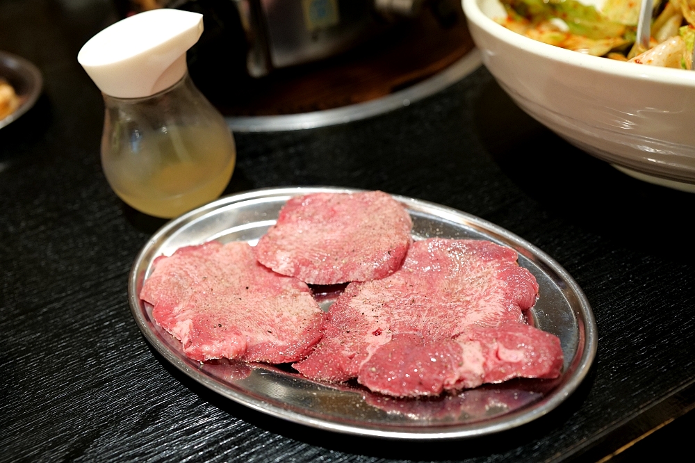 【韓國燒肉サランバン】新世界乾杯通り美食推薦，美味燒肉必點牛舌、里肌肉還有牛大腸 @捲捲頭 ♡ 品味生活