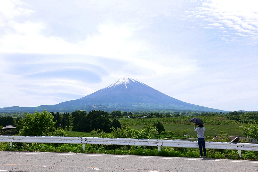 靜岡【馬飼野牧場】必拍富士山盪鞦韆，還有餵羊咩咩吃飼料，好吃鮮奶霜淇淋可麗餅來一組!!(門票資訊) @捲捲頭 ♡ 品味生活