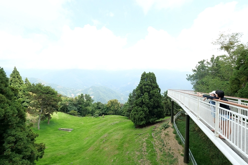 【南投】清境高空景觀步道，漫步雲端的天空步道，門票50元可看羊咩咩山坡吃草超可愛！（南票口-蝴蝶園） @捲捲頭 ♡ 品味生活