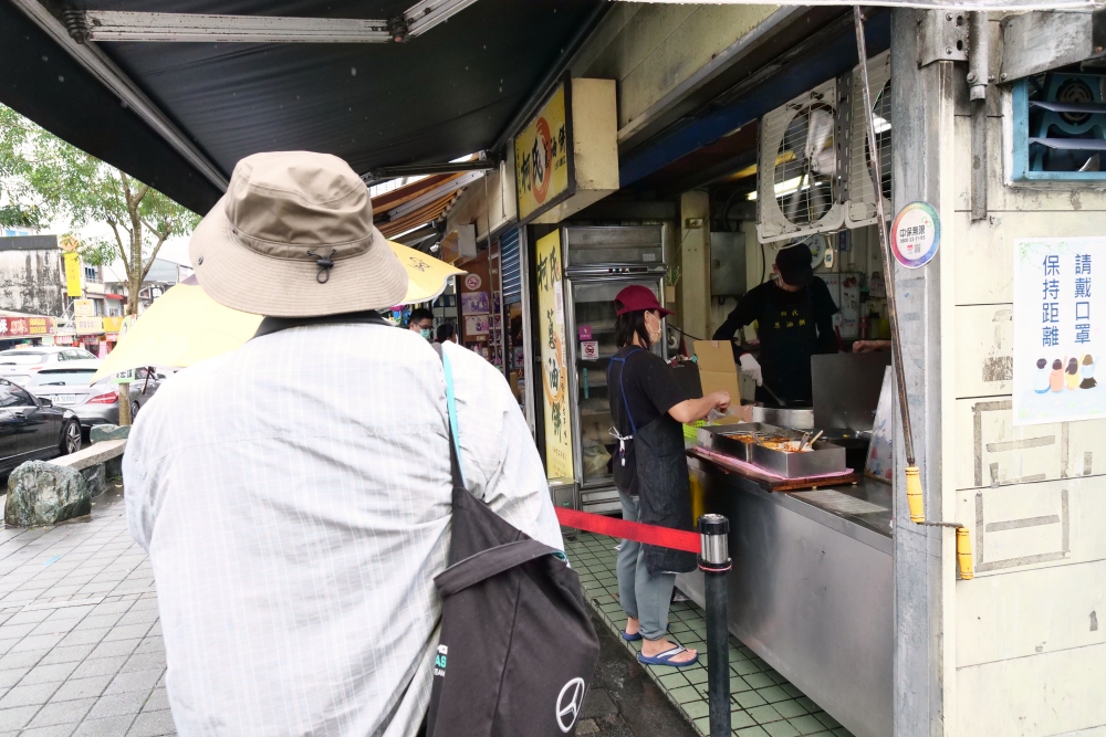 柯氏蔥油餅，現桿餅皮放進油鍋半煎炸，刷上獨門雙醬一吃就上癮!! @捲捲頭 ♡ 品味生活