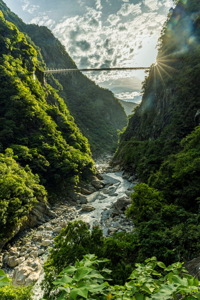 花蓮【太魯閣景點】2024太魯閣一日遊，九曲洞,燕子口,印地安酋長岩,白楊步道還有最新布洛灣山月吊橋～ @捲捲頭 ♡ 品味生活