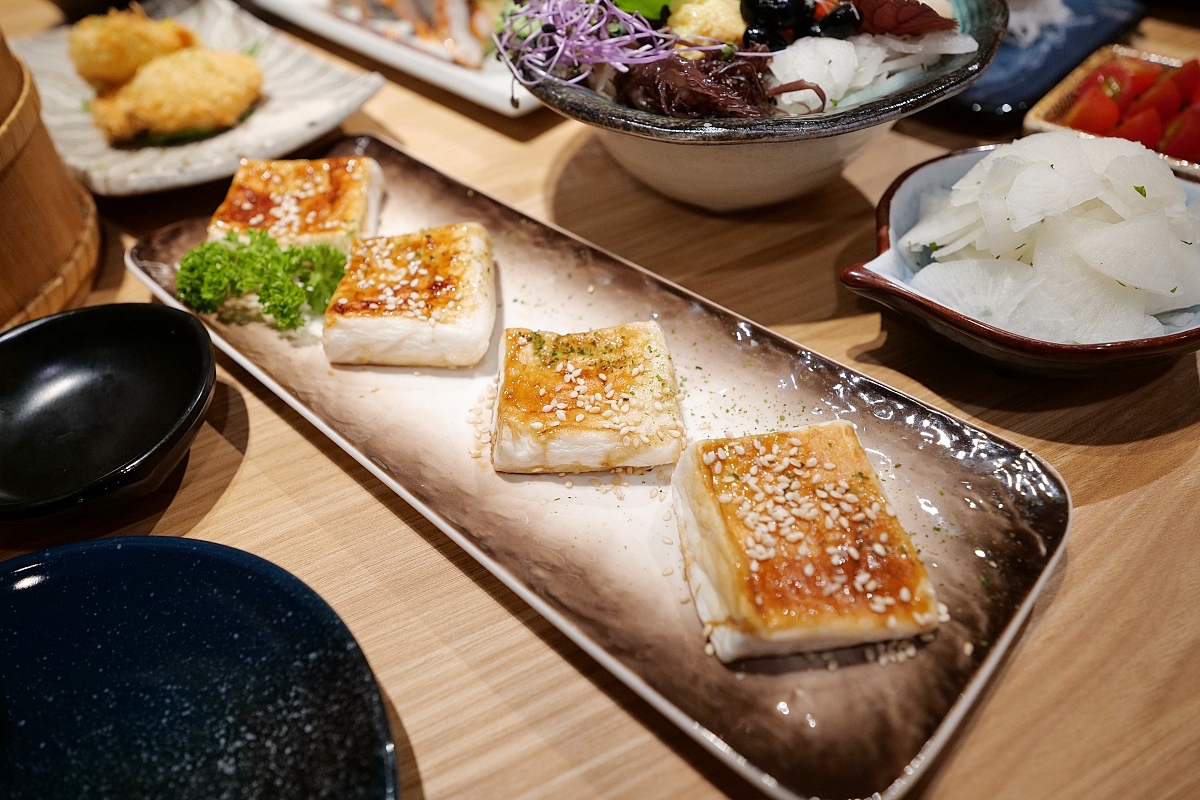 告春食彩小家料理｜份量多到看不見飯的海鮮丼飯，價位與菜色分享（菜單） @捲捲頭 ♡ 品味生活