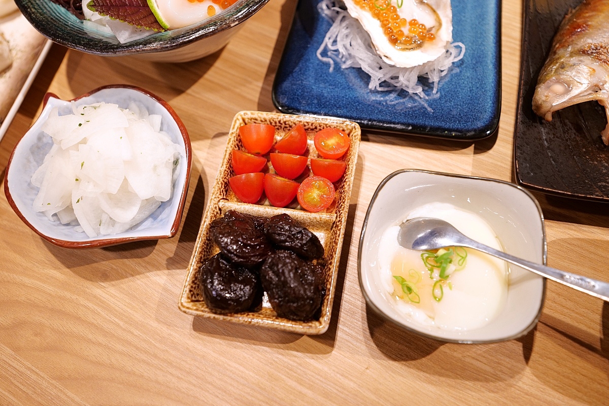 告春食彩小家料理｜份量多到看不見飯的海鮮丼飯，價位與菜色分享（菜單） @捲捲頭 ♡ 品味生活