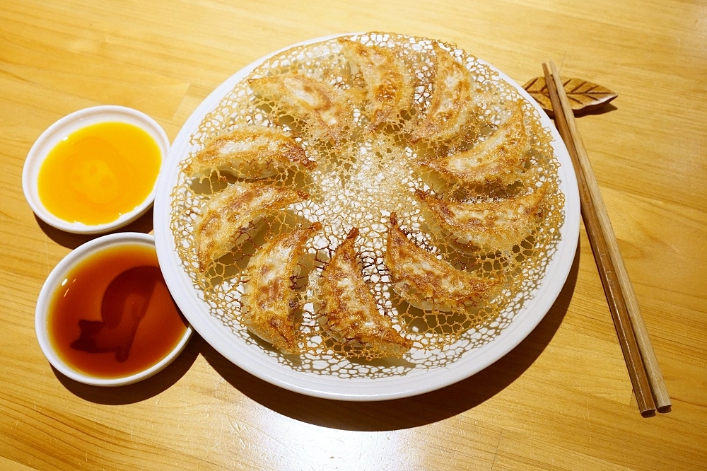 花蓮【來打餃日式煎餃】只賣冰花煎餃打天下,內餡香又多汁,一開店就排滿人潮～ @捲捲頭 ♡ 品味生活