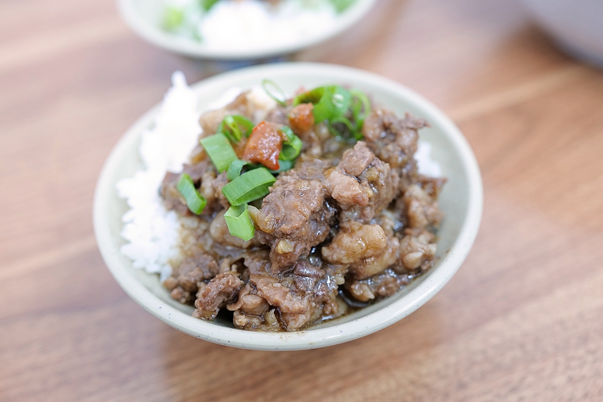 饗喫溫體牛肉| 低消100元白飯牛燥飯免費吃到飽（菜單價錢） @捲捲頭 ♡ 品味生活