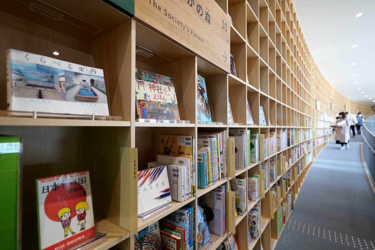 【童書森林神戶】最美兒童圖書館，天花板到地板、各個空間都擺滿書 @捲捲頭 ♡ 品味生活