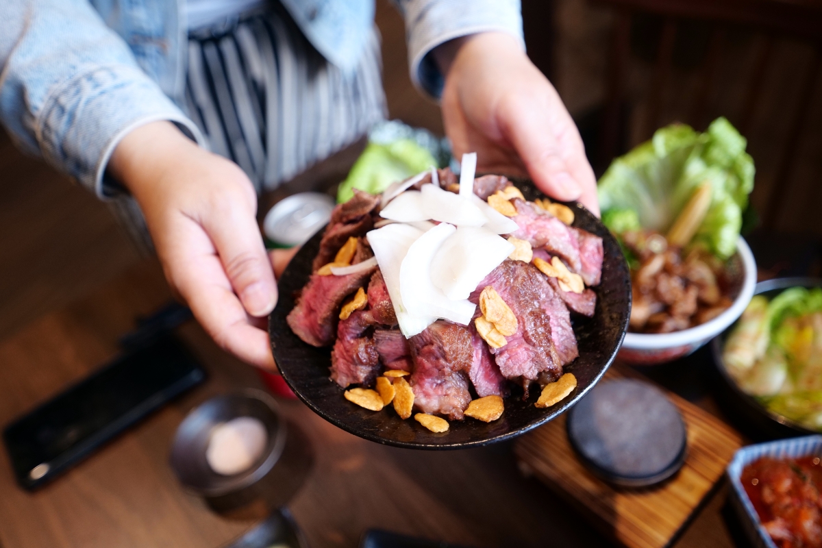 台南美食【宮本武丼西門店】丼飯120元起好銷魂，超狂燒肉丼飯肉滿出來（附菜單） @捲捲頭 ♡ 品味生活