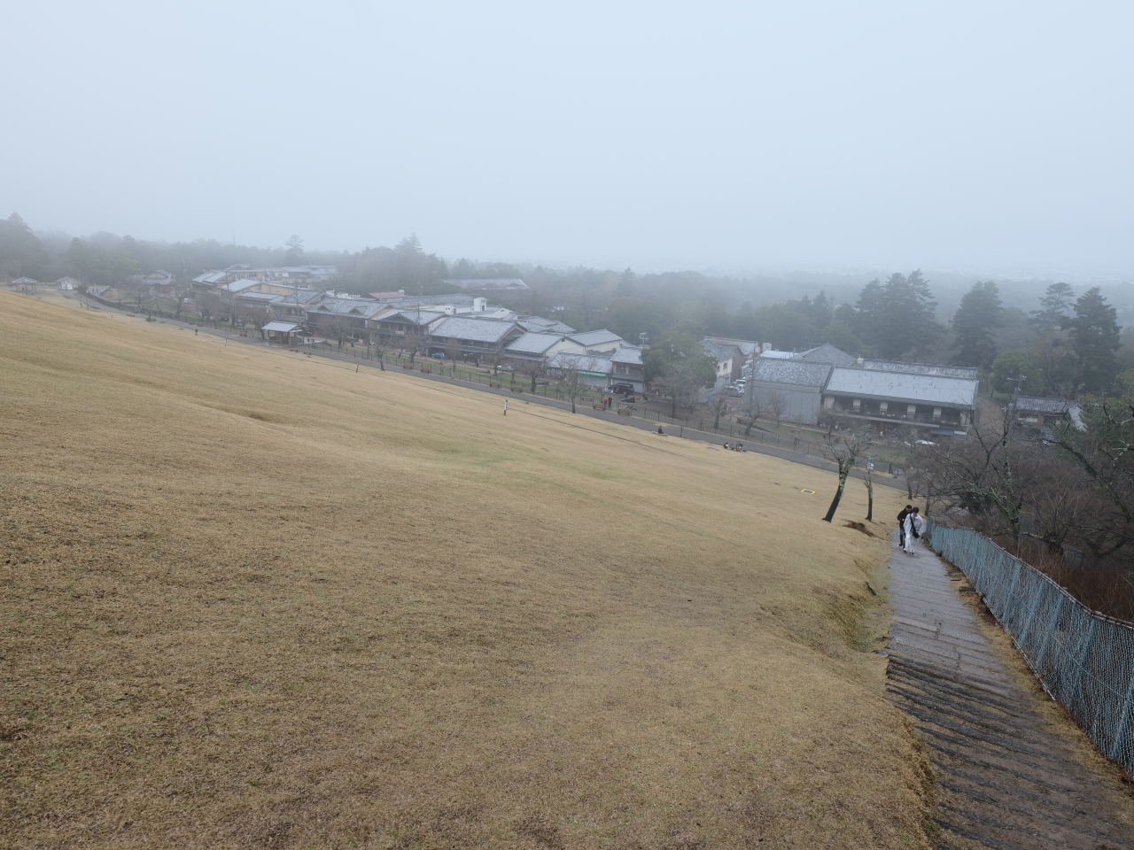 奈良景點【若草山】最平易近人的登山步道，零距離餵食野生小鹿～ @捲捲頭 ♡ 品味生活