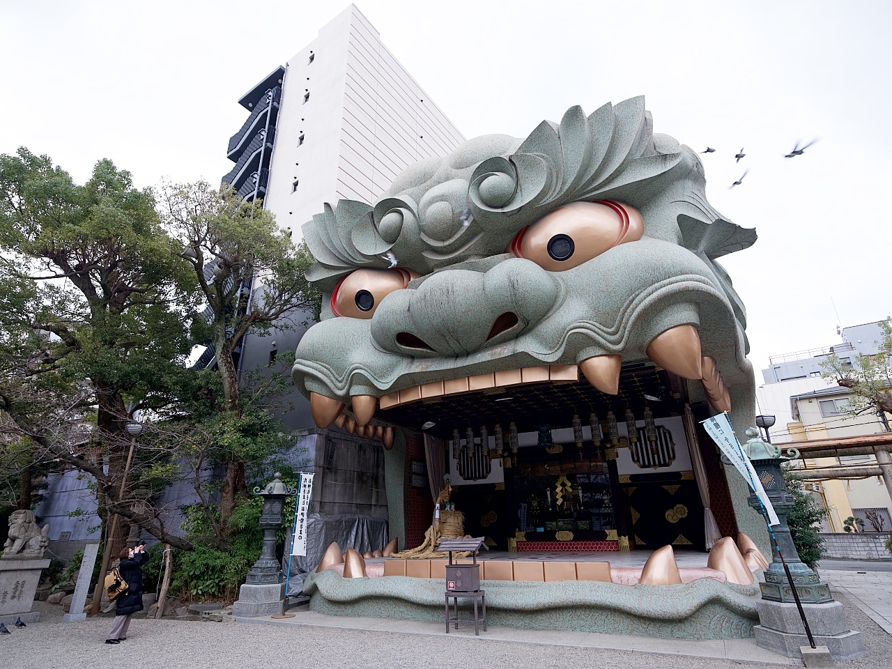 大阪【難波八阪神社】巨無霸獅子頭,可以吞厄運招好運~ @捲捲頭 ♡ 品味生活