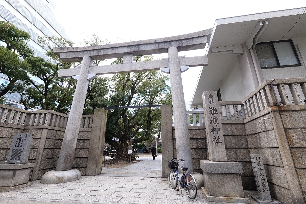 大阪【難波八阪神社】巨無霸獅子頭,可以吞厄運招好運~ @捲捲頭 ♡ 品味生活