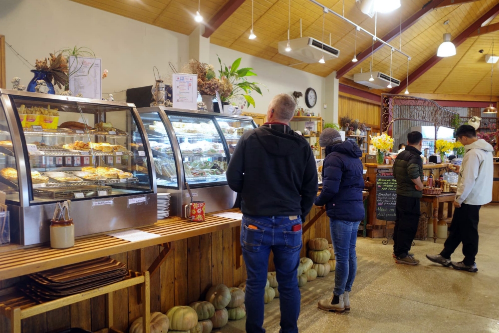 羅東美食【行運茶餐】躲在巷子內的宜蘭寵物友善港式餐廳，必點蜜汁叉燒撈麵、花生西多士（附菜單） @捲捲頭 ♡ 品味生活