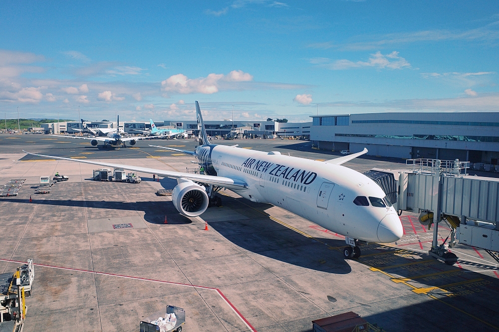 【紐西蘭航空直飛】經濟艙也能躺著飛，開箱紐西蘭航空 空中沙發、豪華經濟艙，還有機上免費Wifi不斷網、紅白酒,零食無限量供應！ @捲捲頭 ♡ 品味生活