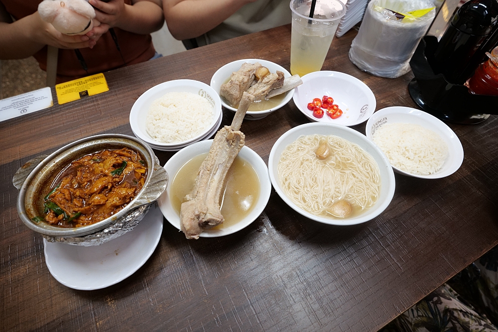 新加坡美食【松發肉骨茶】濃濃胡椒湯頭超好喝！還能免費加湯（附菜單） @捲捲頭 ♡ 品味生活