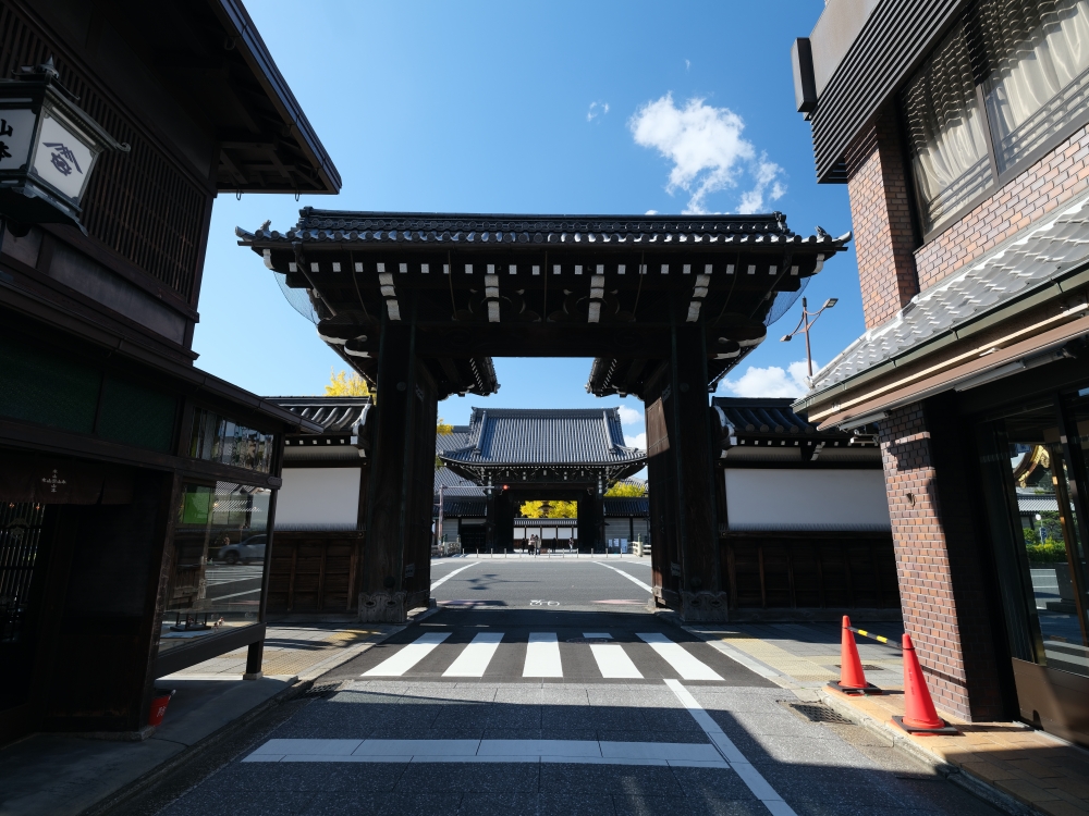 【西本願寺】京都銀杏名所，朝天生長的四百年大銀杏 @捲捲頭 ♡ 品味生活