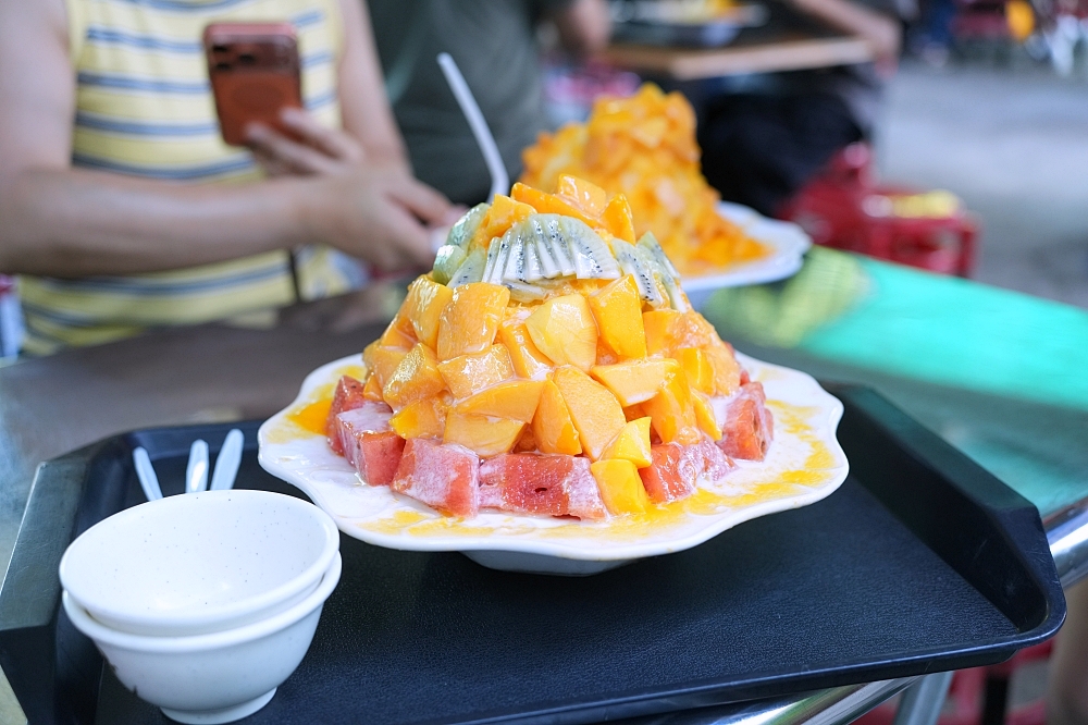 【祥賀芒果牛奶冰】夏天大排長龍的巨無霸水果冰!澎湃用料兩人吃一碗剛剛好 @捲捲頭 ♡ 品味生活 【祥賀芒果牛奶冰】夏天大排長龍的巨無霸水果冰!澎湃用料兩人吃一碗剛剛好 @捲捲頭 ♡ 品味生活