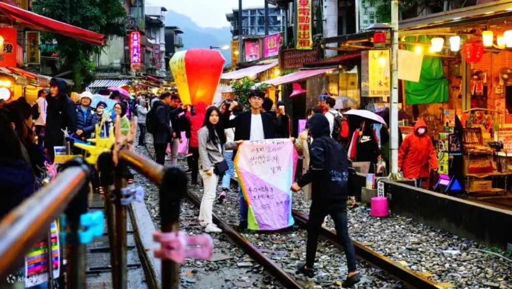 【平溪一日遊】看鐵道，逗貓趣，放天燈，走森林瀑布，從早玩到晚！ @捲捲頭 ♡ 品味生活