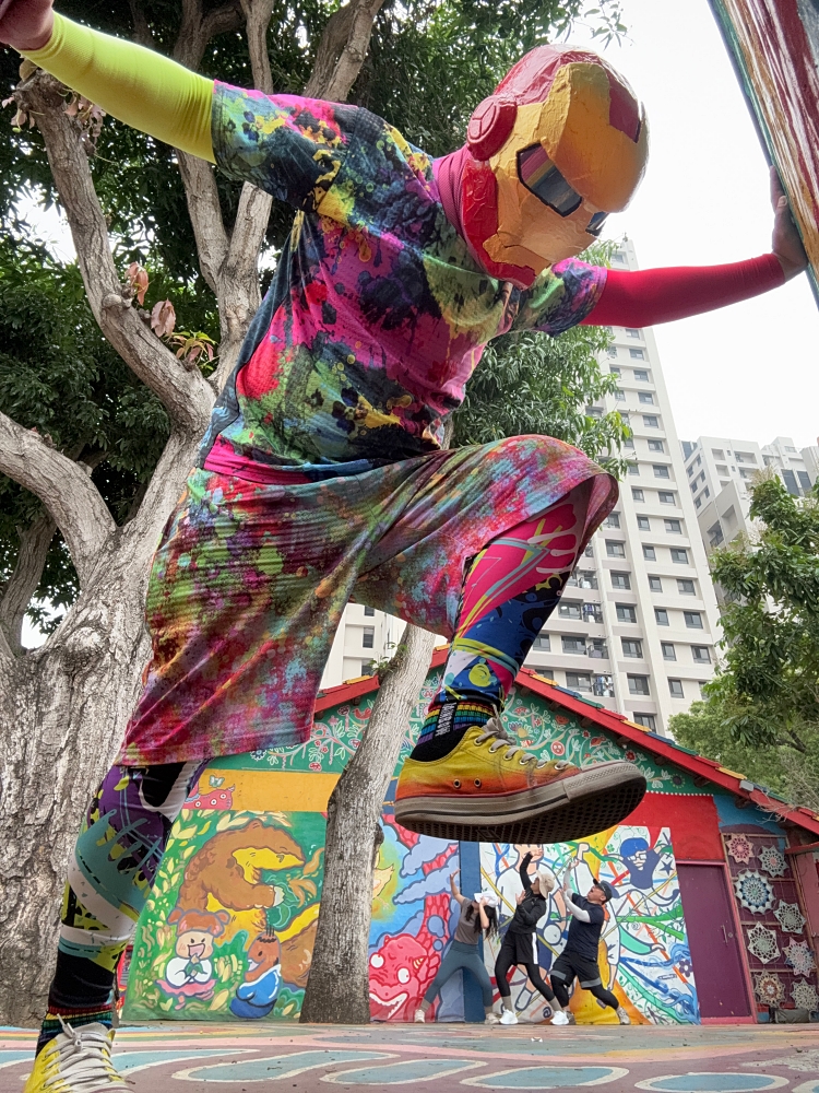 【台中彩虹眷村】童趣爆棚彩繪牆，巧遇彩虹戰士出動！創意借位照絕對讓你拍到笑出聲～ @捲捲頭 ♡ 品味生活