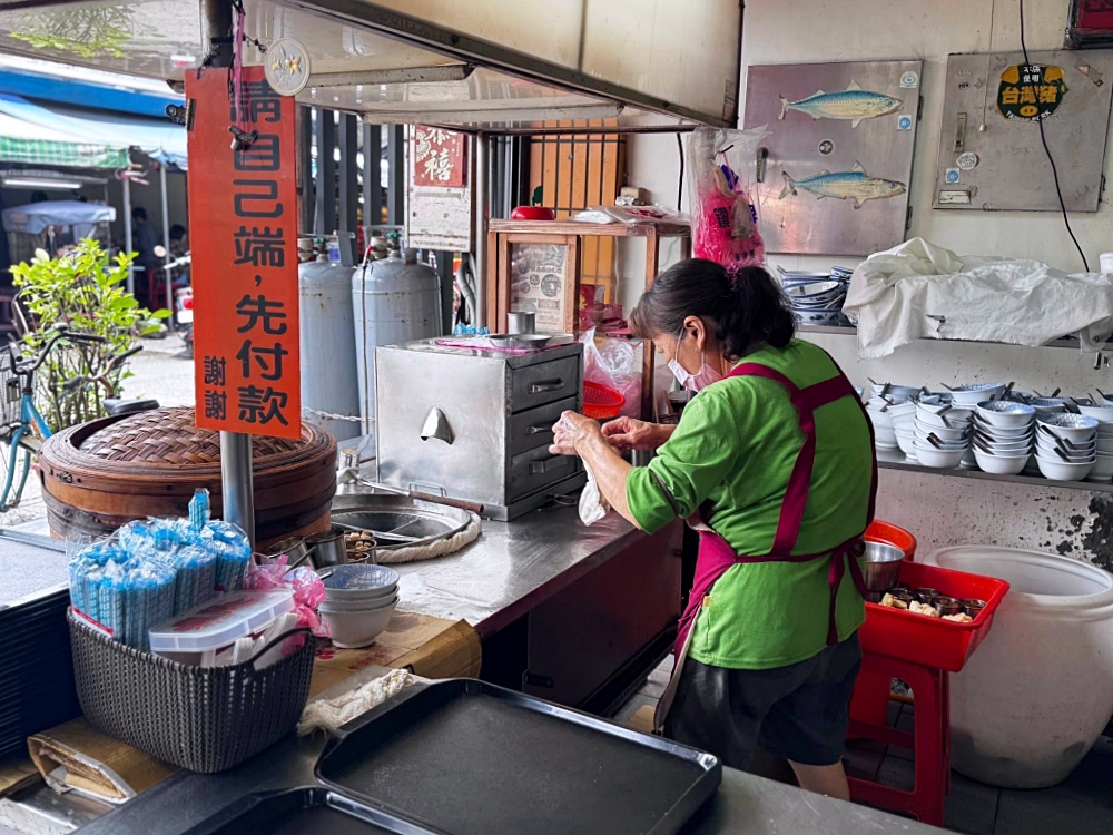 【南方澳美食推薦】蘇澳港廟口廖榮川米糕，一碗米糕配魚丸湯太誘人 @捲捲頭 ♡ 品味生活