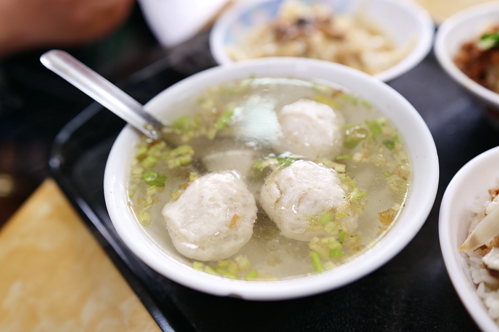 【南方澳美食推薦】蘇澳港廟口廖榮川米糕，一碗米糕配魚丸湯太誘人 @捲捲頭 ♡ 品味生活