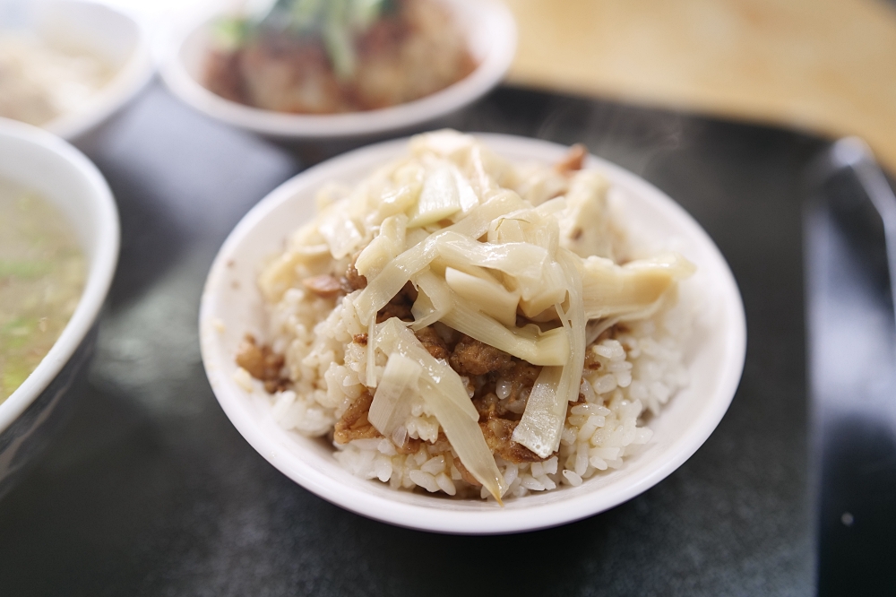 【南方澳美食推薦】蘇澳港廟口廖榮川米糕，一碗米糕配魚丸湯太誘人 @捲捲頭 ♡ 品味生活