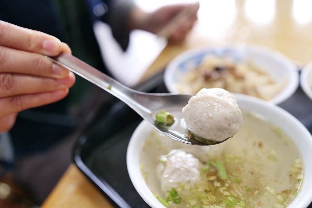 【南方澳美食推薦】蘇澳港廟口廖榮川米糕，一碗米糕配魚丸湯太誘人 @捲捲頭 ♡ 品味生活