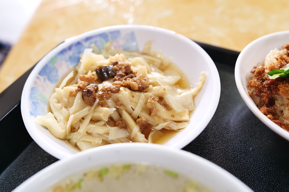 【南方澳美食推薦】蘇澳港廟口廖榮川米糕，一碗米糕配魚丸湯太誘人 @捲捲頭 ♡ 品味生活