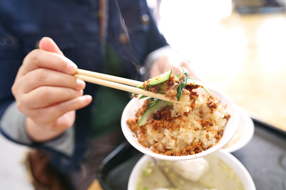 【南方澳美食推薦】蘇澳港廟口廖榮川米糕，一碗米糕配魚丸湯太誘人 @捲捲頭 ♡ 品味生活