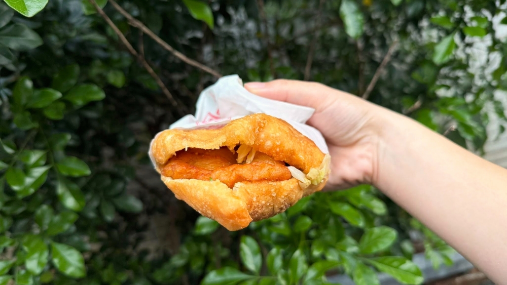 【河濱台式漢堡】宜蘭銅板小吃，可以點綜合菜包塞滿花枝排＋天婦羅 @捲捲頭 ♡ 品味生活