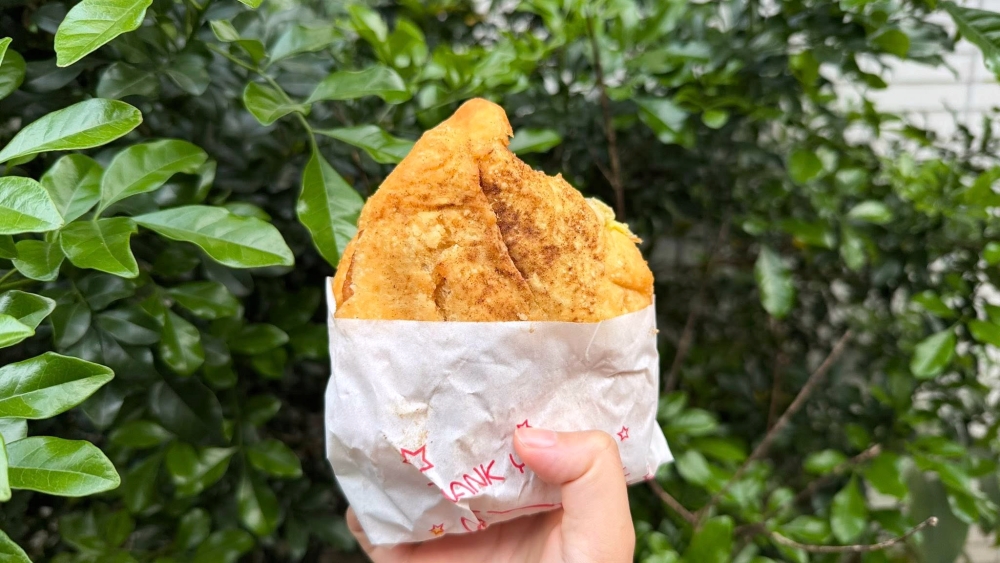 【河濱台式漢堡】宜蘭銅板小吃，可以點綜合菜包塞滿花枝排＋天婦羅 @捲捲頭 ♡ 品味生活