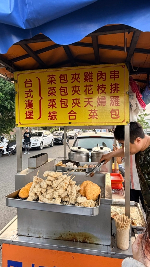 【河濱台式漢堡】宜蘭銅板小吃，可以點綜合菜包塞滿花枝排＋天婦羅 @捲捲頭 ♡ 品味生活