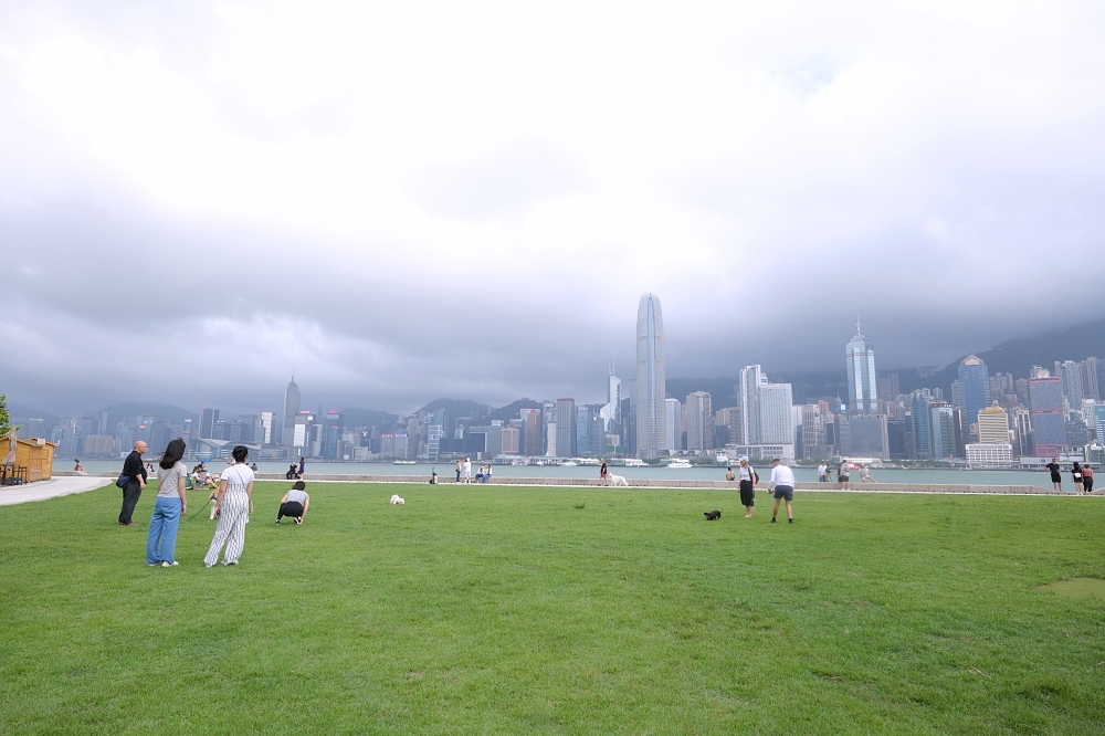 【香港免費景點推薦】西九文化區攻略來了，擁有維港海景、藝術館、大草坪野餐、浪漫日落，交通方便又超好拍，一起來打卡吧！ @捲捲頭 ♡ 品味生活