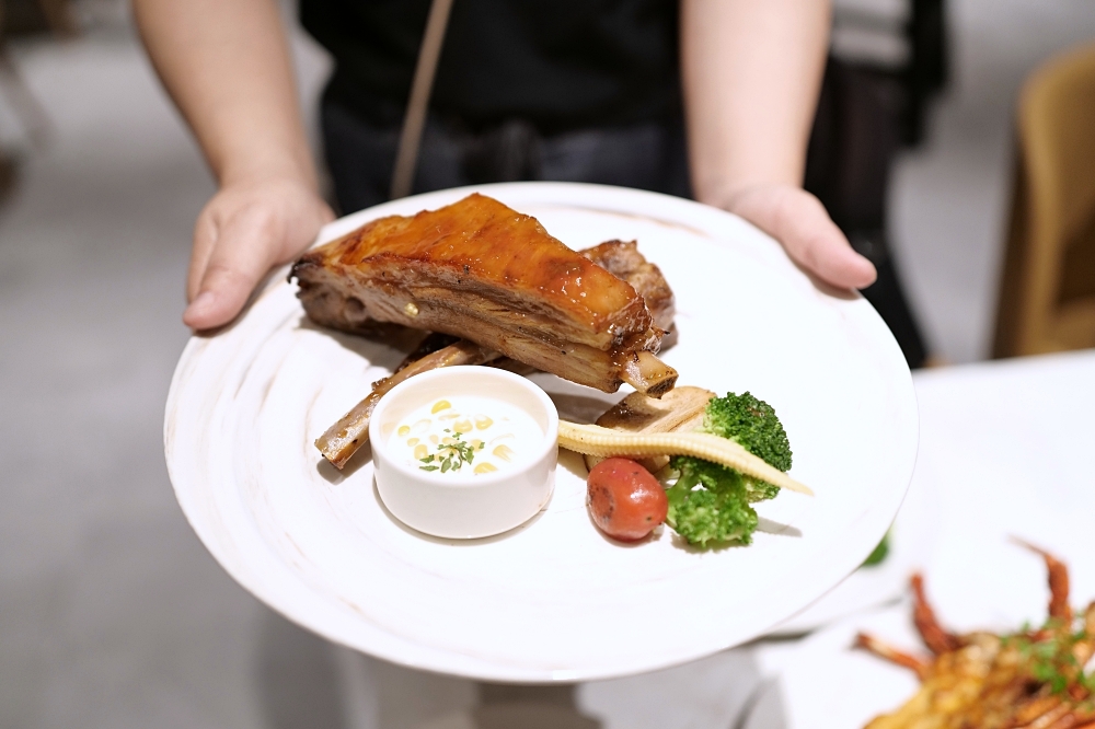 台南吃到飽推薦｜朵頤牛排新光三越小北門店,海陸排餐＋90道自助吧 @捲捲頭 ♡ 品味生活