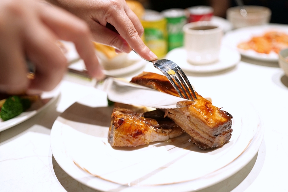 台南吃到飽推薦｜朵頤牛排新光三越小北門店,海陸排餐＋90道自助吧 @捲捲頭 ♡ 品味生活