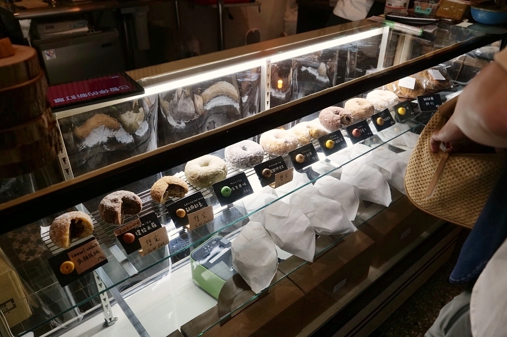 Haritts 台南｜東京來的日式甜甜圈登場！巷弄裡的療癒系咖啡香 @捲捲頭 ♡ 品味生活