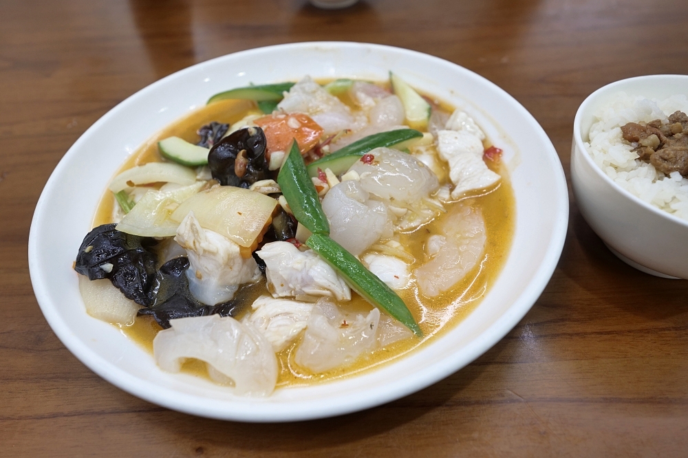 蘇澳美食推薦｜在地人帶路的春成活海鮮，巷弄內隱藏一甲子老店 @捲捲頭 ♡ 品味生活