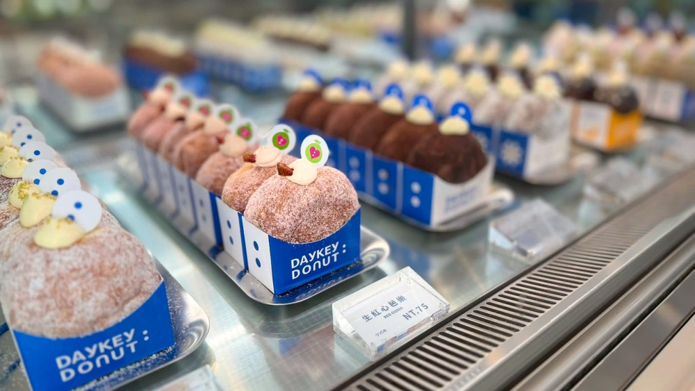 【台中人氣下午茶】 DAYKEY DONUT 爆漿生甜甜圈開箱:清新藍白美店、必吃口味推薦 @捲捲頭 ♡ 品味生活 【台中人氣下午茶】 DAYKEY DONUT 爆漿生甜甜圈開箱:清新藍白美店、必吃口味推薦 @捲捲頭 ♡ 品味生活