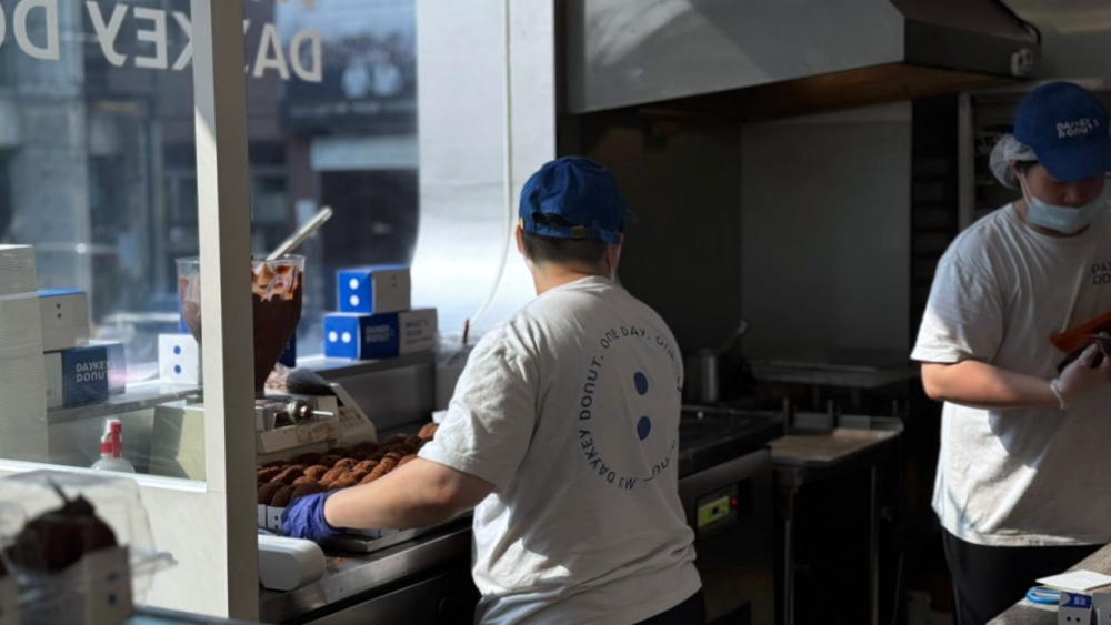 台中人氣甜甜圈【DAYKEY DONUT】｜每日限時出爐「生甜甜圈」太療癒！ @捲捲頭 ♡ 品味生活