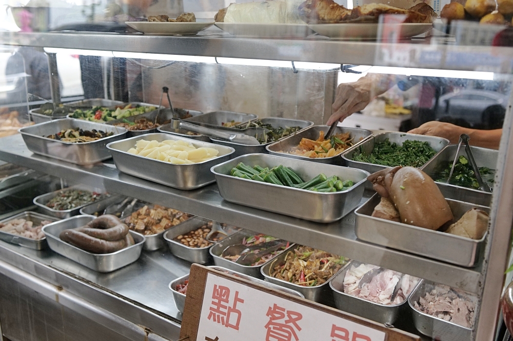 鴨肉送站前店|乾麵、小菜與鴨肉的必點組合 @捲捲頭 ♡ 品味生活 鴨肉送站前店|乾麵、小菜與鴨肉的必點組合 @捲捲頭 ♡ 品味生活