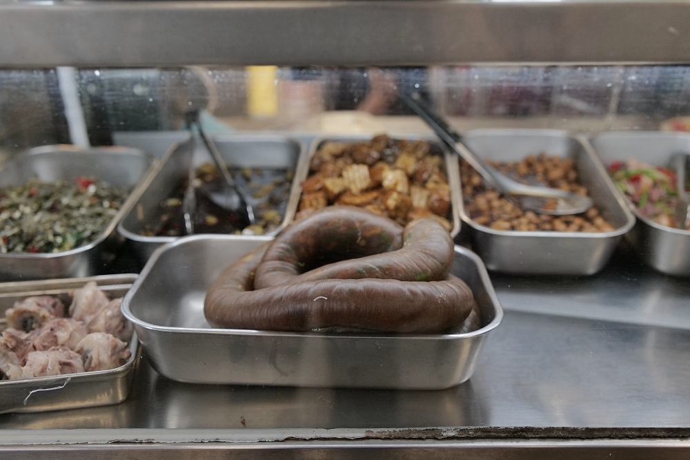 鴨肉送站前店|乾麵、小菜與鴨肉的必點組合 @捲捲頭 ♡ 品味生活 鴨肉送站前店|乾麵、小菜與鴨肉的必點組合 @捲捲頭 ♡ 品味生活