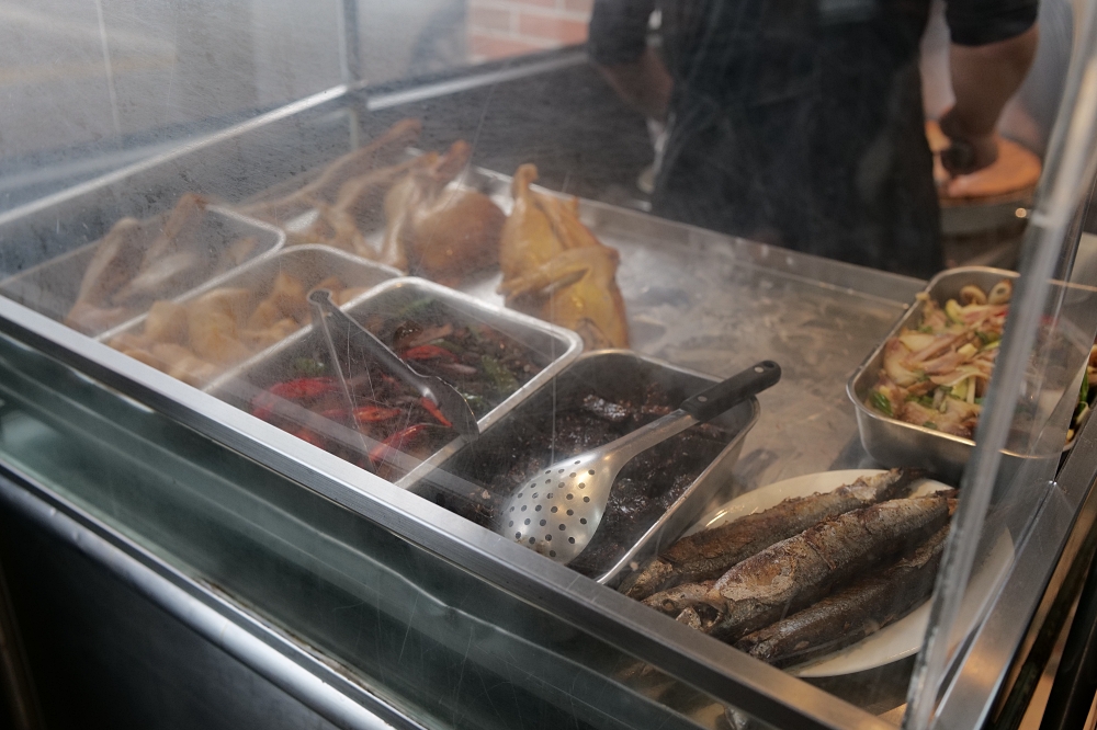 鴨肉送站前店|乾麵、小菜與鴨肉的必點組合 @捲捲頭 ♡ 品味生活 鴨肉送站前店|乾麵、小菜與鴨肉的必點組合 @捲捲頭 ♡ 品味生活